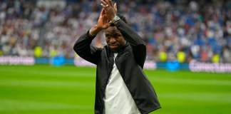 El jugador del Real Madrid Vinícius Júnior aplaude a los espectadores antes de un juego de Liga entre el Real Madrid y el Rayo Vallecano en el estadio Santiago Bernabéu en Madrid, España, el miércoles 24 de mayo de 2023.