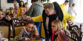Nina Poliakova, de pie, habla con su hija adoptiva Olha Hinkina en el campo de recuperación para niños y sus madres afectados por la guerra cerca de Leópolis