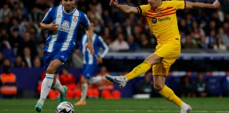 En foto del domingo 14 de mayo del 2023, Robert Lewandowski del Barcelona lanza el balón frente a los jugadores del Espanyol