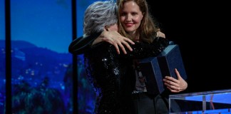 La directora de cine Justine Triet (derecha) abraza a Jane Fonda al aceptar la Palma de Oro por la cinta "Anatomie d'une chute" durante la ceremonia de premiación del 76° festival internacional de cine de Cannes