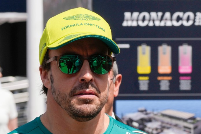Fernando Alonso (Aston Martin) en el paddock previo al comienzo del Gran Premio de Mónaco de la Fórmula Uno, el domingo 28 de mayo de 2023.