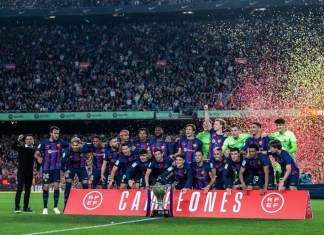 El Barcelona recibe la copa de Campeón de la Liga Española