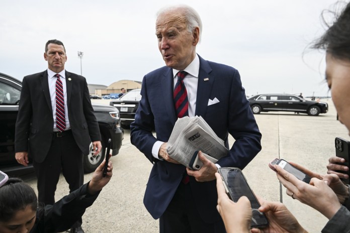 El presidente de los EE. UU., Joe Biden, habla con los periodistas sobre las negociaciones continuas del techo de la deuda antes de abordar el Air Force One cuando sale de la Base Conjunta Andrews en Maryland el 13 de mayo de 2023.