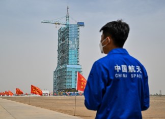 China enviará el martes a un civil al espacio por primera vez