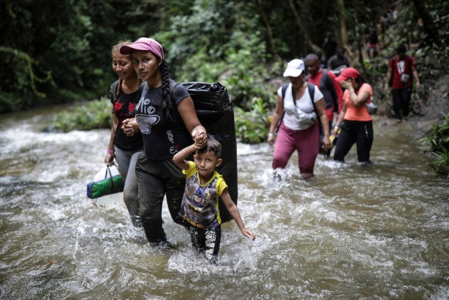 Migrantes cruzan un río en la selva del Darién el miércoles 10 de mayo de 2023, en un recorrido desde Colombia a Panamá, con la esperanza de llegar a Estados Unidos. (AP Foto/Iván Valencia)