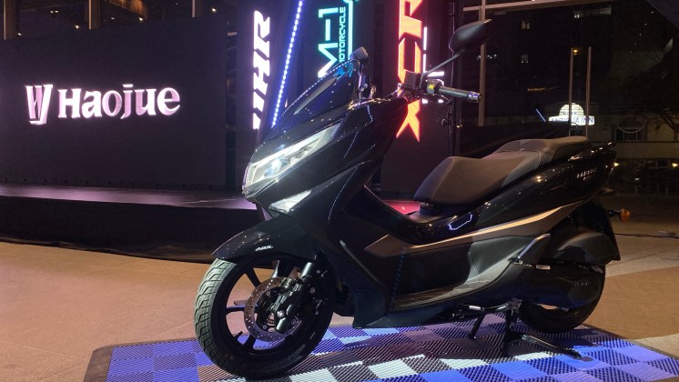 La UHR150, es una moto scooter de 150cc diseñada para la movilidad urbana eficiente y elegante.