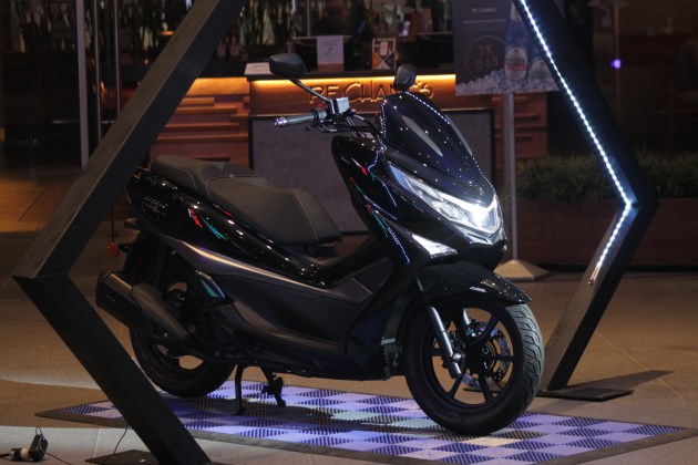 La UHR150, es una moto scooter de 150cc diseñada para la movilidad urbana eficiente y elegante.