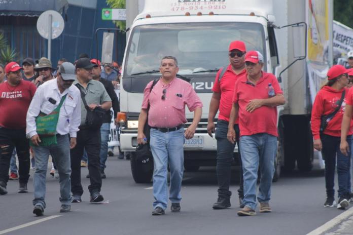 El líder sindicalista, Joviel Acevedo, durante una manifestación en mayo pasado. Foto: La Hora / José Orozco. 