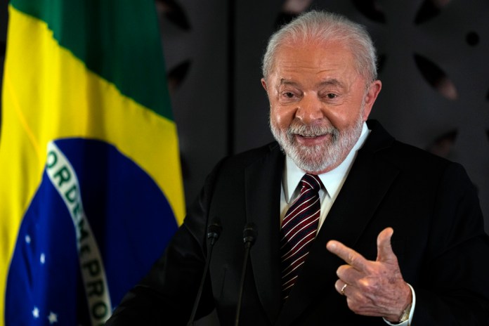 El presidente brasileño Luiz Inácio Lula da Silva habla durante una conferencia de prensa luego de asistir a la cumbre del G7 en Hiroshima, Japón. 