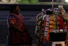Problemática nacional Señora vendiendo en Plaza Central