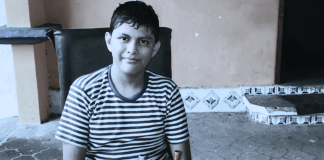 Aron de 13 años, cursaba sexto primaria en la Escuela Oficial Mixta “Cantón Perú” en la jornada matutina, ubicada en la colonia Manuel de Jesús, zona 4 de Retalhuleu.