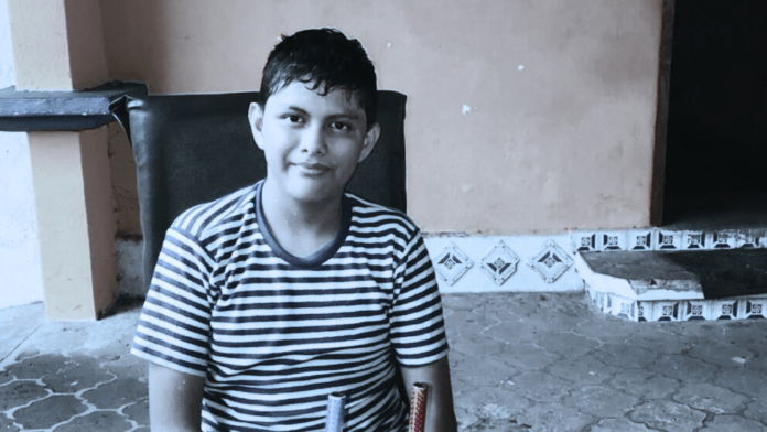 Aron de 13 años, cursaba sexto primaria en la Escuela Oficial Mixta “Cantón Perú” en la jornada matutina, ubicada en la colonia Manuel de Jesús, zona 4 de Retalhuleu.