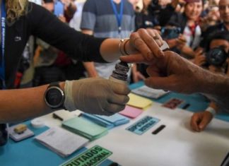 Guatemaltecos emitiendo su voto durante las elecciones generales 2023