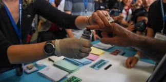 Guatemaltecos emitiendo su voto durante las elecciones generales 2023