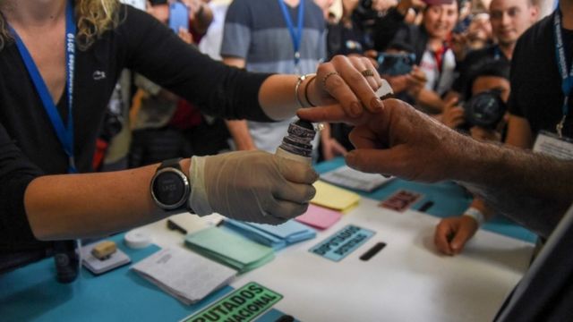 Guatemaltecos emitiendo su voto durante las elecciones generales 2023