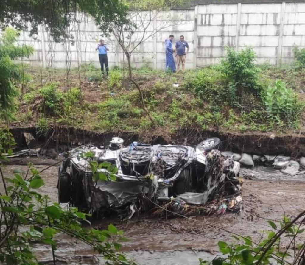 Medios de comunicación de Nicaragua compartieron imágenes de la camioneta destruida en la que viajaba. 