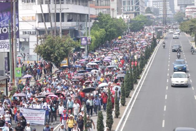 Al paso de la manifestación de los maestros, con dirección a la zona 1 de la capital.