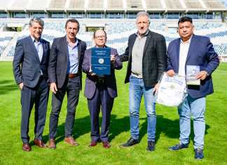 El presidente de Gimnasia entregó al Embajador de Guatemala en Argentina Espinoza Farfán un libro sobre la historia del club. Foto: Redes sociales.