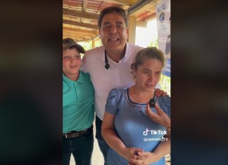 Carlos Pineda con una persona con discapacidad