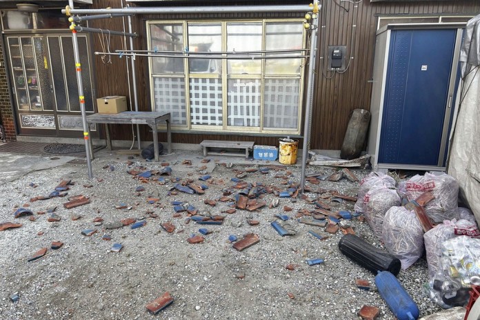 Tejas tiradas por el suelo tras un sismo en Kisarazu