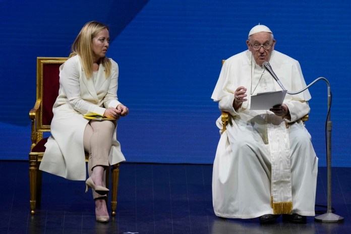 El papa Francisco y la primera ministra italiana Giorgia Meloni