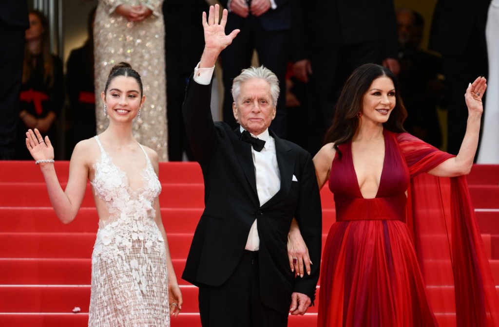 El actor estadounidense y Palma de Oro Honoraria del 76º Festival de Cannes Michael Douglas (C)