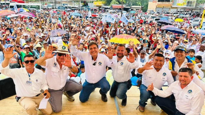 Carlos Pineda y equipo de Prosperidad Ciudadana en una actividad política en San Luis Petén.