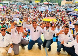 Carlos Pineda y equipo de Prosperidad Ciudadana en una actividad política en San Luis Petén.