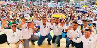 Carlos Pineda y equipo de Prosperidad Ciudadana en una actividad política en San Luis Petén.