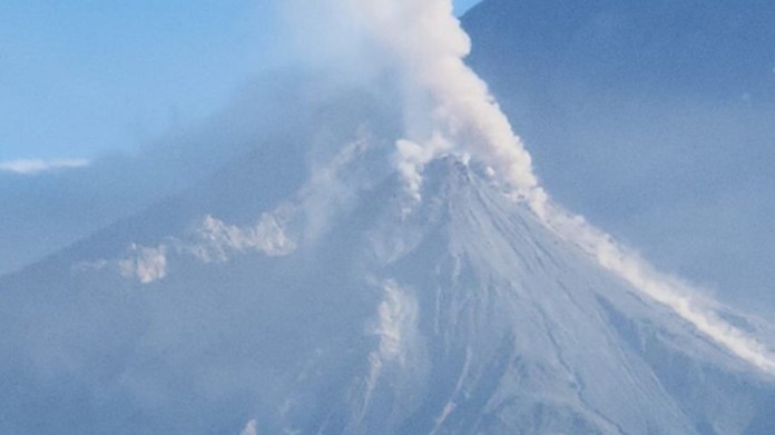 El volcán Santiaguito ubicado en Quetzaltenango continúa en actividad, según lo reportado por el Observatorio del Volcán Santiaguito.