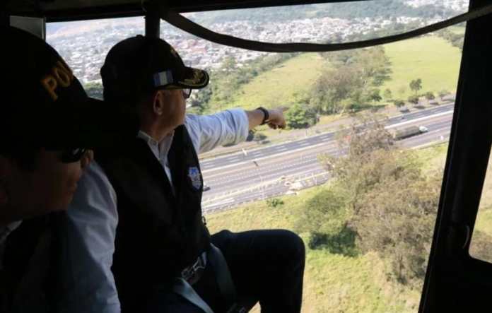 Helicópteros del Ministerio de Gobernación y del Departamento de Tránsito de la PNC sobrevuelan el tramo carretero de Palín-Escuintla.