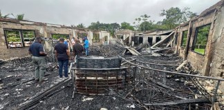La parte incendiada de la escuela en Mahdia, Guyana.