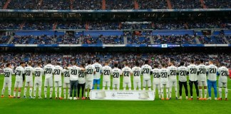 Los jugadores del Real Madrid lucen la camiseta de su compañero Vinicius previo al partido contra el Rayo Vallecano por la Liga de España, el miércoles 24 de mayo de 2023, en el estadio Santiago Bernabéu.