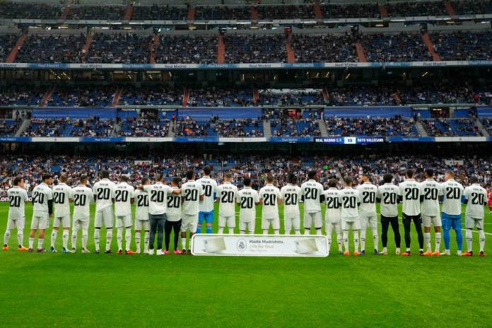 Los jugadores del Real Madrid lucen la camiseta de su compañero Vinicius previo al partido contra el Rayo Vallecano por la Liga de España, el miércoles 24 de mayo de 2023, en el estadio Santiago Bernabéu.