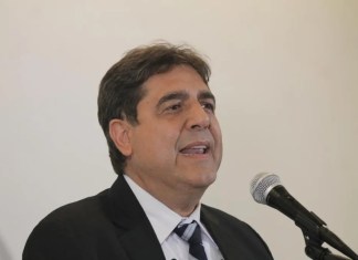 Carlos Pineda firmó que analiza el exilio