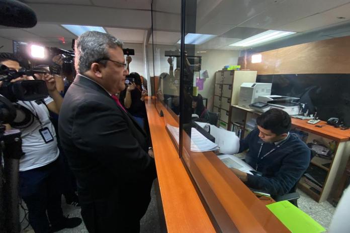 abogado, el aspirante a la Presidencia interpuso una acción de amparo