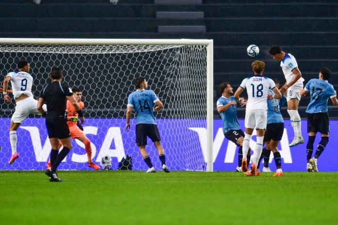 Bashir Humphreys de Inglaterra anota de cabeza gol ante Uruguay en un partido por el Grupo E del Mundial Sub20 en el estadio Diego Maradona de La Plata, Argentina.