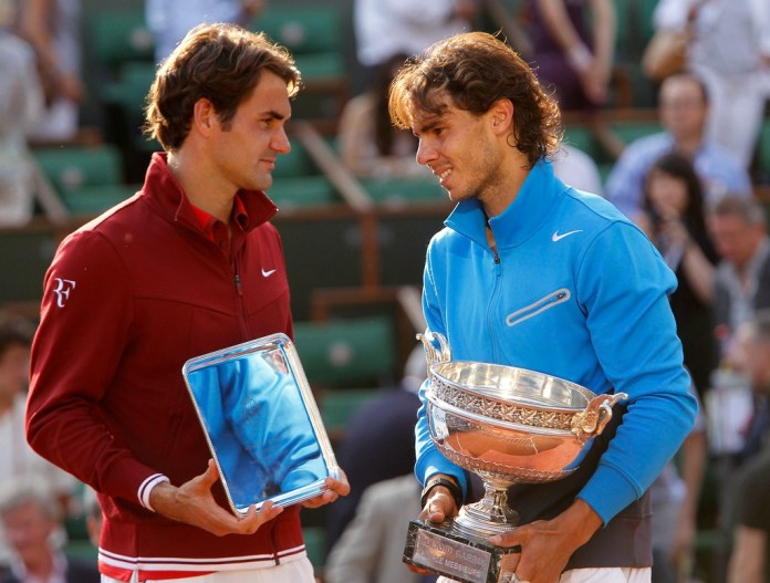 Rafael Nadal (derecha) y Roger Federer