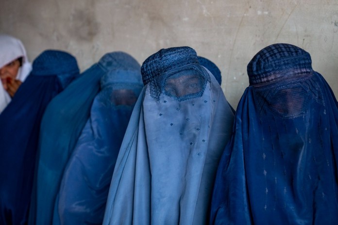 el Talibán ha accedido a considerar permitir que las mujeres afganas trabajen
