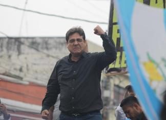 El excandidato a la Presidencia por el partido político Prosperidad Ciudadana (PC), Carlos Pineda, se pronunció por la resolución que lo deja fuera de las elecciones 2023 ante sus simpatizantes que esperaban a las afueras de la CC.
