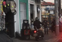 En la imagen se observa a un motorista transitado por la vía peatonal