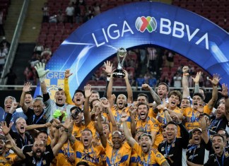 Los Tigres de Gignac alargan su dinastía de campeones del fútbol mexicano Guadalajara, México El capitán de Tigres, Guido Pizarro alza el trofeo de campeones de la Liga MX tras la victoria 3-2 ante Guadalajara en la final, el domingo 28 de mayo de 2023, en Guadalajara.