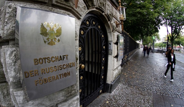 Alemania ordenó a Rusia el miércoles 31 de mayo de 2023 que cierre de cuatro de sus cinco consulados en el país en respuesta a la decisión del Kremlin de limitar el número de diplomáticos y funcionarios alemanes que pueden operar en Rusia.