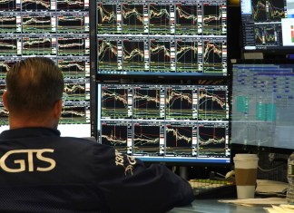 Tras las primeras operaciones, el índice estrella, el industrial Dow Jones, bajó 0,41% al igual que el Nasdaq, de composición tecnológica, mientras que el índice ampliado S&P 500 -de las 500 principales empresas- cedió 0,46%.