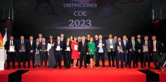 El presidente del COE, Alejandro Blanco, ha entregado las placas olímpicas a clubes, federaciones entidades deportivas por ser "el eje del deporte español".