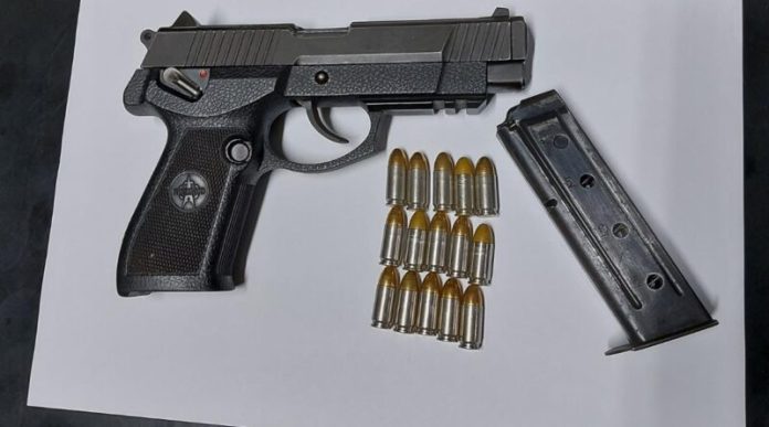 La adolescente de 15 años portaba una pistola con una tolva con 15 municiones útiles. Foto: PNC / La Hora.