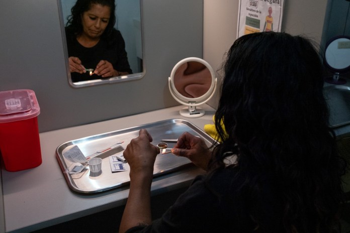 Elena, usuaria de heroína, prepara su dosis en La Sala, un espacio seguro y limpio para mujeres que consumen drogas en el Centro Comunitario Verter en Mexicali, estado de Baja California, México, el 8 de mayo de 2023. Tras el descubrimiento de que la heroína se está cortando con fentanilo, un opioide que acecha como una amenaza global, la ONG Verter creó La Sala, un lugar seguro para consumidores vulnerables de heroína en Mexicali -en la frontera México-Estados Unidos- para consumir y evitar sobredosis.