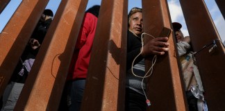 Migrantes esperan audiencias de asilo en la frontera entre Estados Unidos y México el 11 de mayo de 2023, visto desde San Ysidro, California.