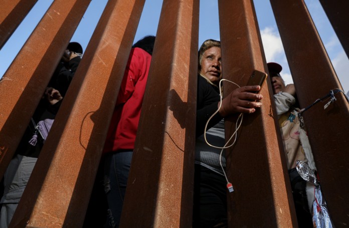Migrantes esperan audiencias de asilo en la frontera entre Estados Unidos y México el 11 de mayo de 2023, visto desde San Ysidro, California.