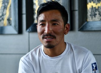 Un guía nepalí salva a un montañista en la «zona de la muerte» del Everest Gelje Sherpa.
